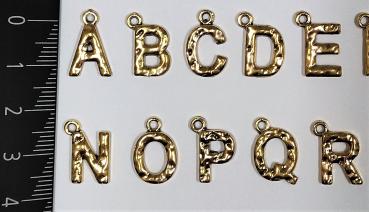 (ABC7) - Buchstaben-Set A-Z aus Metall Farbe : gold - ca. 1,2x0,85 cm unebene Oberfläche, zum Annähen / Ankleben