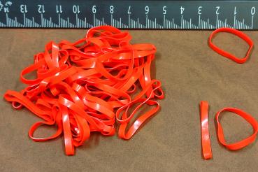 (MG11) - 50 Stück Mähnengummis aus Silikon rot - breit - gut dehnbar Made in China