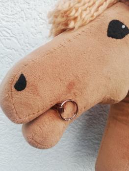 Hobby Horse Gebiss einfach gebrochen (auch Wassertrense genannt) Farbe : echt verkupfert (dunkel), mit 2 Schlüsselringen echt verkupfert (dunkel) für Maulbreite 5-6 cm                           (verkupfern in Handarbeit)