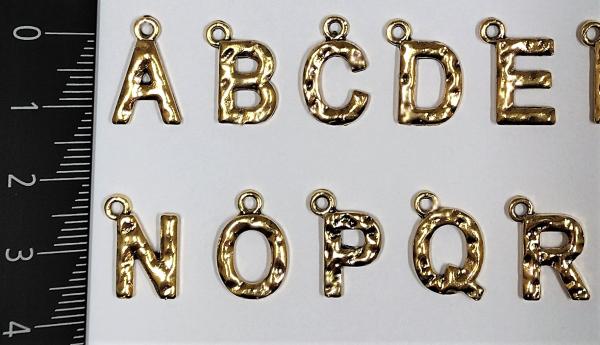 (ABC7) - Buchstaben-Set A-Z aus Metall Farbe : gold - ca. 1,2x0,85 cm unebene Oberfläche, zum Annähen / Ankleben