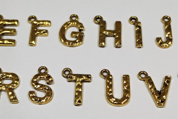 (ABC7) - Buchstaben-Set A-Z aus Metall Farbe : gold - ca. 1,2x0,85 cm unebene Oberfläche, zum Annähen / Ankleben