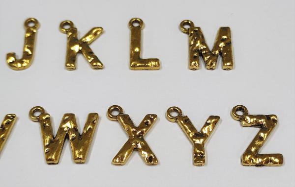(ABC7) - Buchstaben-Set A-Z aus Metall Farbe : gold - ca. 1,2x0,85 cm unebene Oberfläche, zum Annähen / Ankleben