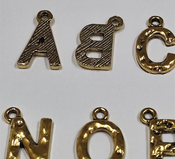 (ABC7) - Buchstaben-Set A-Z aus Metall Farbe : gold - ca. 1,2x0,85 cm unebene Oberfläche, zum Annähen / Ankleben