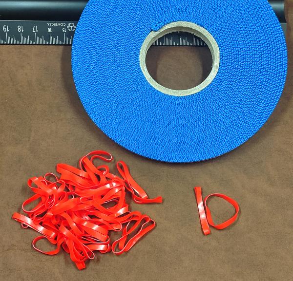 (MG11) - 50 Stück Mähnengummis aus Silikon rot - breit - gut dehnbar Made in China